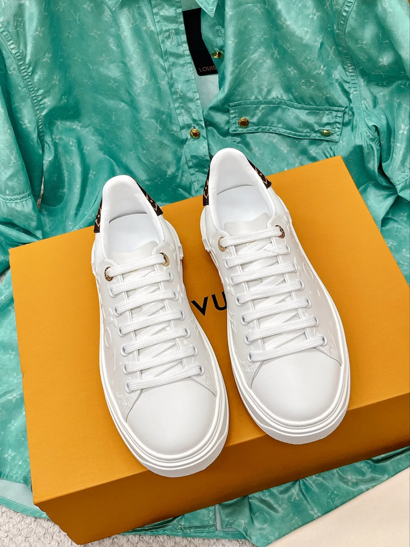 👟👟Ex-factory price 560👟👟 Women's shoes factory LV (couples model) donkey brand 2022 new color latest thick-soled white shoes three-dimensional embossing process new color super good-looking girly heart bursting with youthful vitality versatile fashion ———————————————— Fabric: cowhide Lining: silk cowhide Outsole: T👟👟Ex-factory price R wear-resistant sole Code number: 35-45